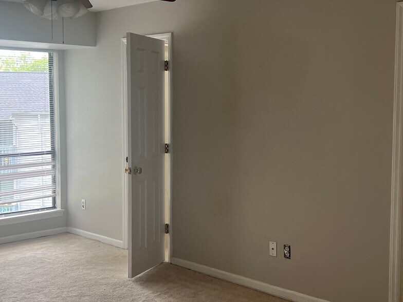 Building Photo - 10933 Harrowfield Rd