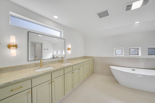 Building Photo - 320 Detering St