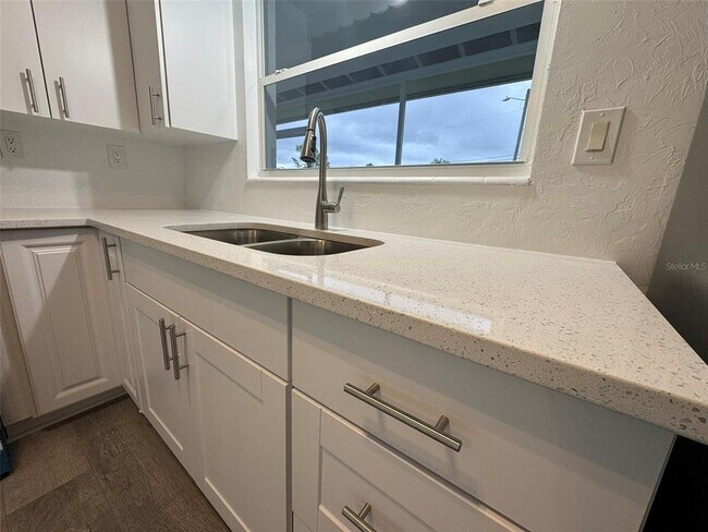 Building Photo - 116 Myakka Dr