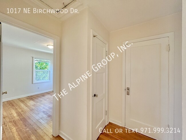 Building Photo - 1017 NE Birchwood Dr