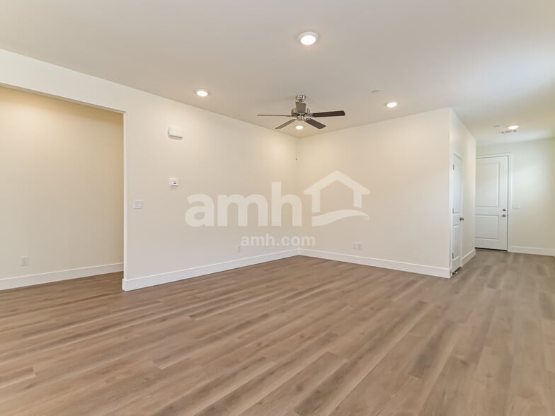 Building Photo - 529 Sacred Lotus Pl