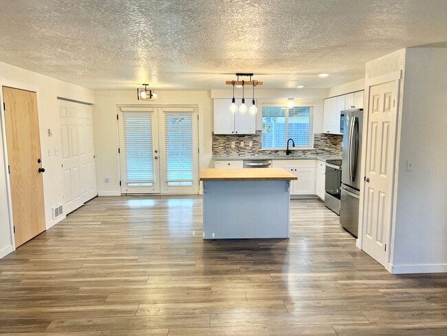 Building Photo - AVAILABLE NOW! 3BD 1.75 BATH SINGLE STORY HOME LARGE CORNER LOT