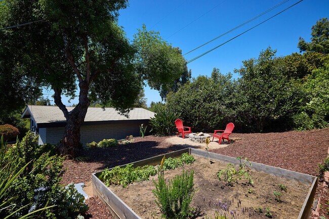 Building Photo - 2136 Foothill Dr