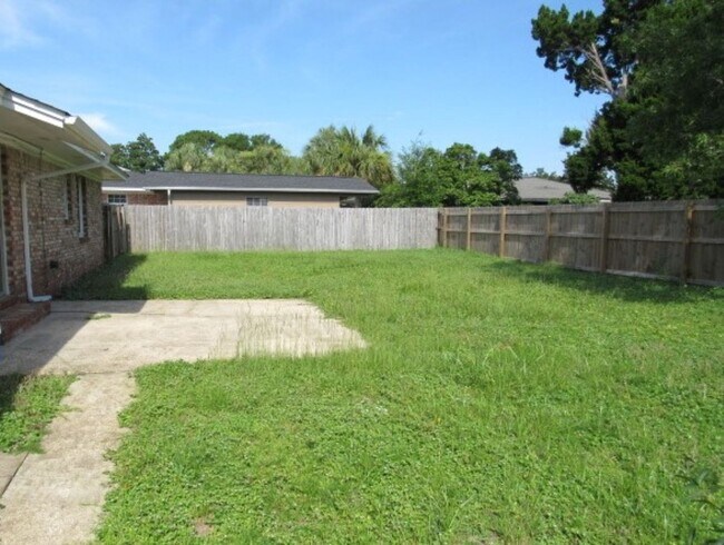 Building Photo - Convenient Northeast location!