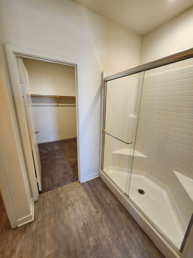 Building Photo - Gorgeous Tri-level Townhouse 3 beds 3 1/2 ...