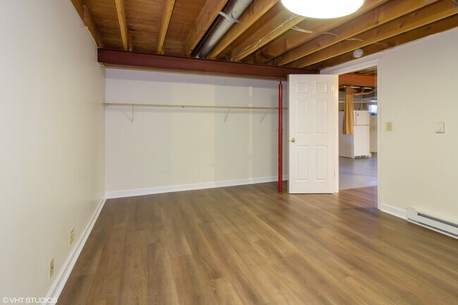 Building Photo - 230 Maple St