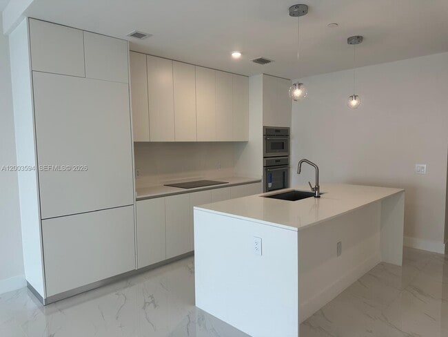 Building Photo - 700 NE 24th St