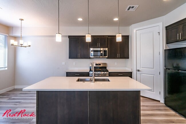 Building Photo - Hurricane Valley 3 Bedroom Townhome