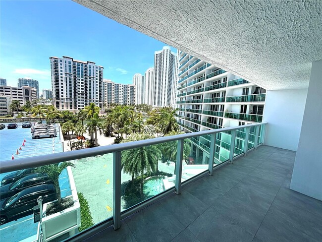 Building Photo - 100 Bayview Dr