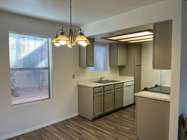 Building Photo - CONDOMINUM - OAK CREEK ESTADOS-VILLAGE OF OAK CREEK