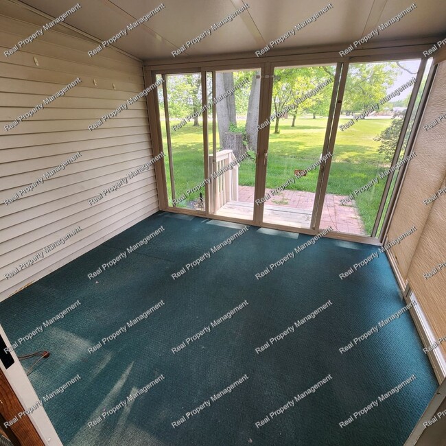 Building Photo - Three Bed Chesterton Townhome