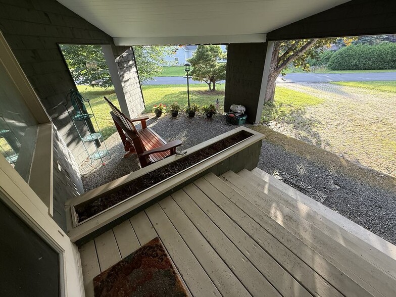 shared outdoor seating area - 123 Hardy St