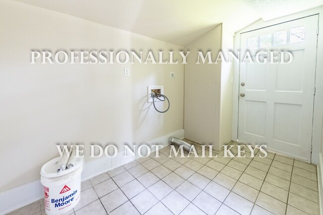 Building Photo - 1109 N Winstead Ave