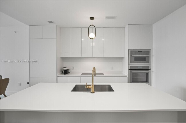 Building Photo - 700 NE 24th St