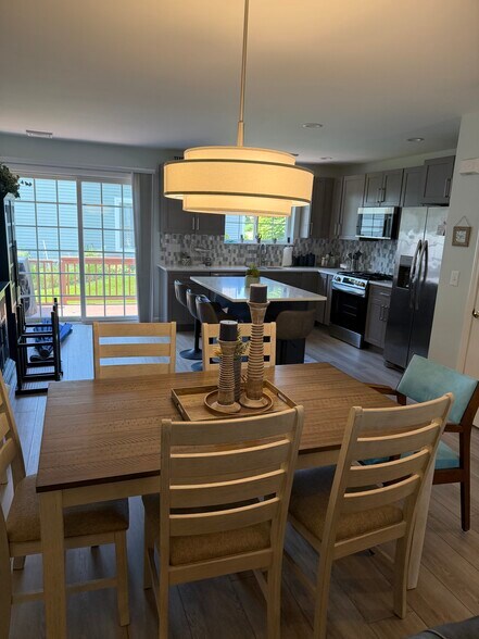 Dining area - 560 Silver Sands Rd