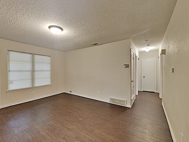 Building Photo - No Application Fee* Plus $250 Off First 2 ...