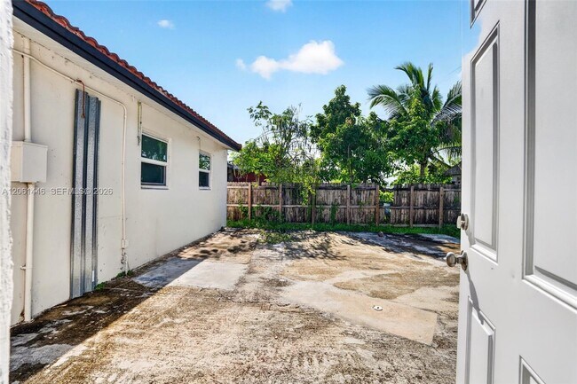 Building Photo - 6240 SW 22nd Ct