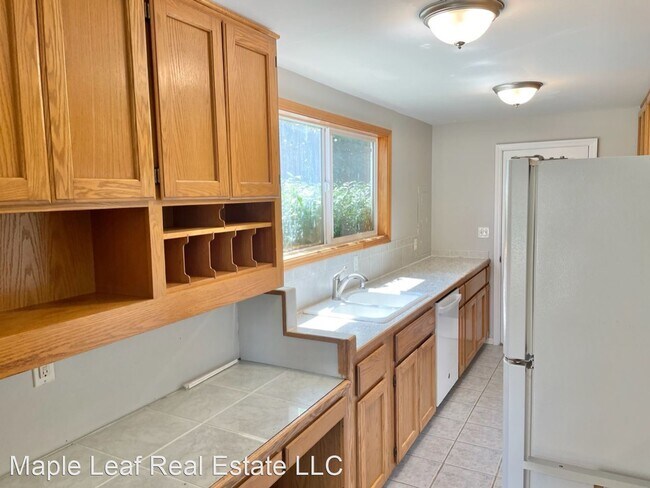 Building Photo - 3 br, 1.5 bath House - 11721 Roosevelt Way NE