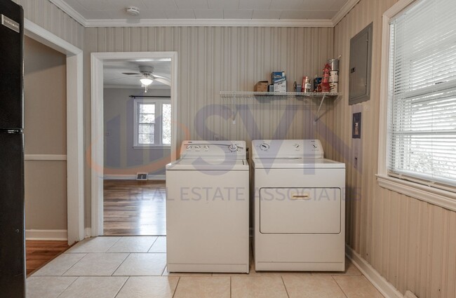 Building Photo - LOVELY HOME WITH HARDWOOD FLOORS!