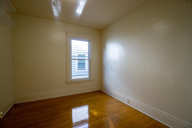 Building Photo - AVAILABLE 8/1/26 - 3 Bedroom with Off-Stre...