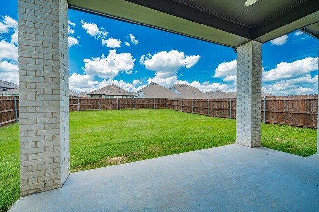 Building Photo - Stunning 4-bedroom, 3-bathroom home locate...