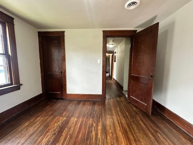Building Photo - Four Bedroom House Available in Battle Creek!