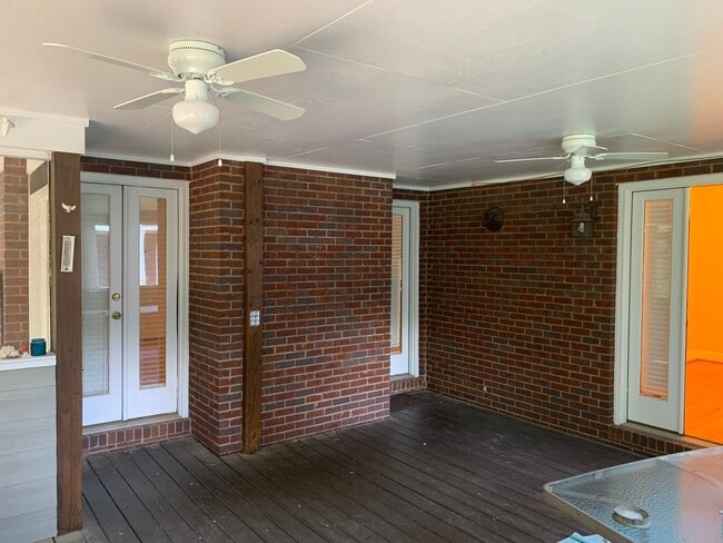 Building Photo - Spacious Townhome close to downtown Auburn...