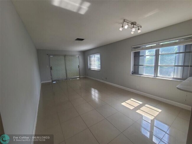 Building Photo - 941 Crystal Lake Dr