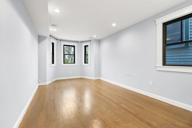 Building Photo - 229 E Eagle St