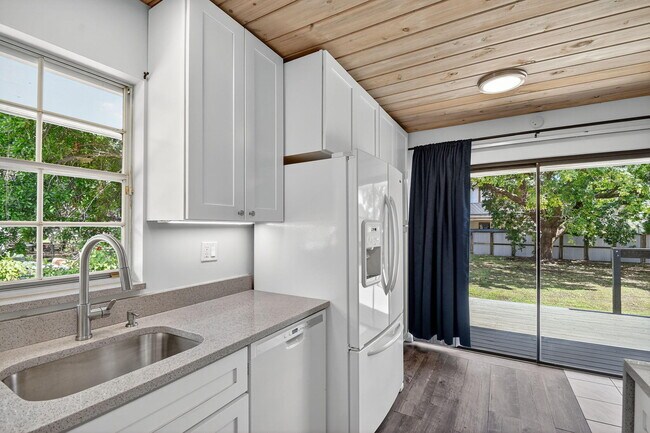 Building Photo - 3532 Coconut Rd