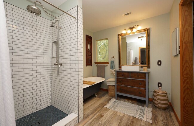 Building Photo - Charming Home in Poquito Bayou – A Nature ...