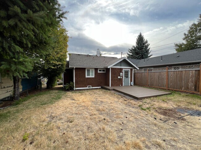 Building Photo - Charming and updated 2 bedroom, 1 bath bun...