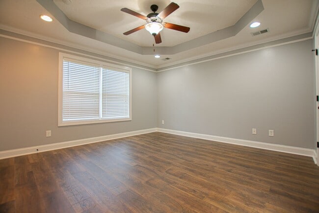 Building Photo - Pet Friendly Three Bedroom!