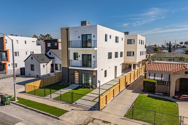 Building Photo - 2424 Westview Dr.