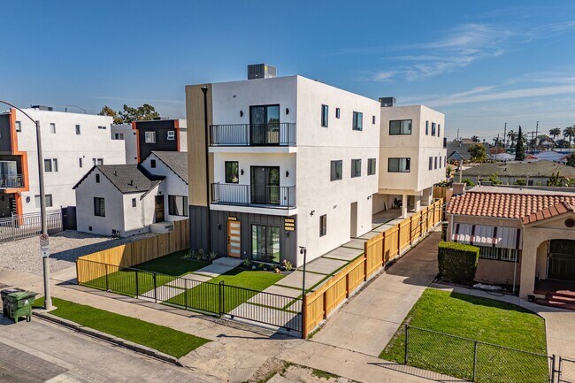 Building Photo - Luxury Never Before Lived in Townhomes!