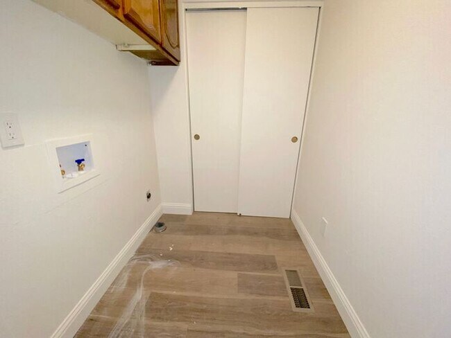 Building Photo - Modern 4 Bedroom, 3 Bath House - Near Died...