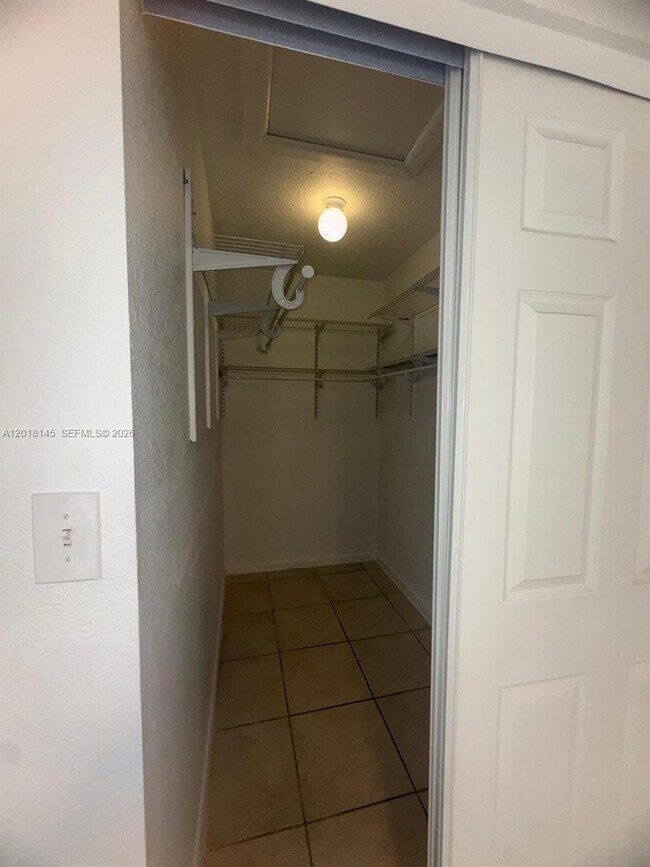 Building Photo - 1004 San Remo Cir