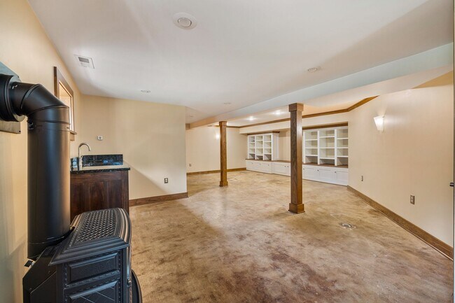 Building Photo - Meticulously maintained 3-bedroom, 2-bath ...