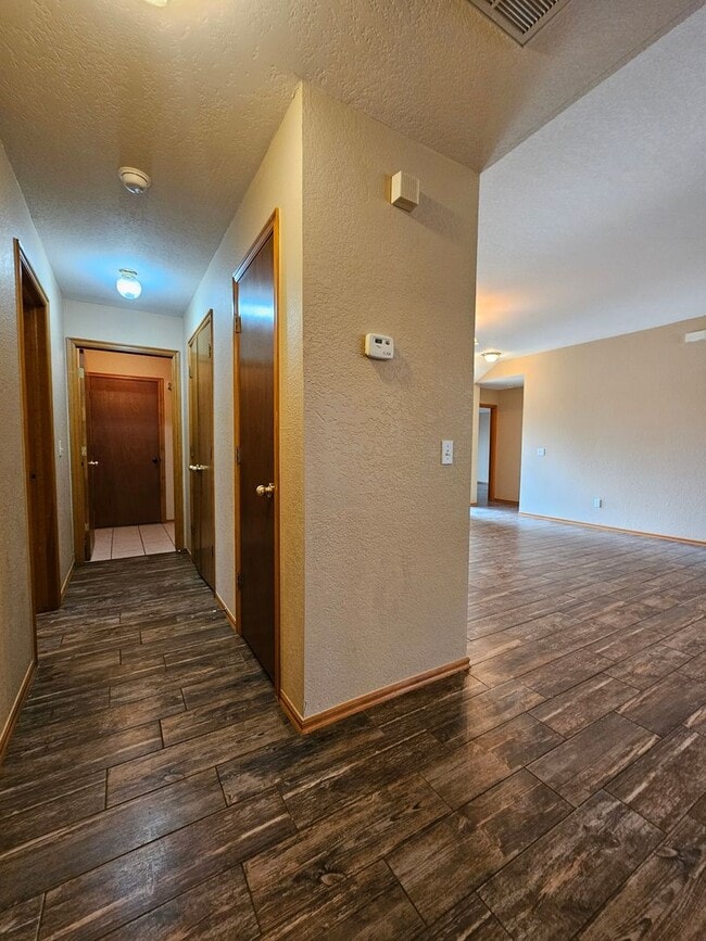 Building Photo - (3) Bed/(2) Bath in Tecumseh Ridge Addition Avail NOW! Pets Negotiable.
