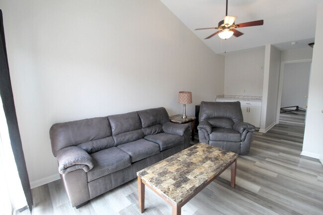 Building Photo - 1420 Bradley Dr