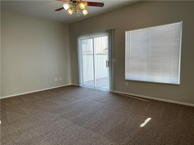 Building Photo - Delightful Henderson Condo with Large Back...
