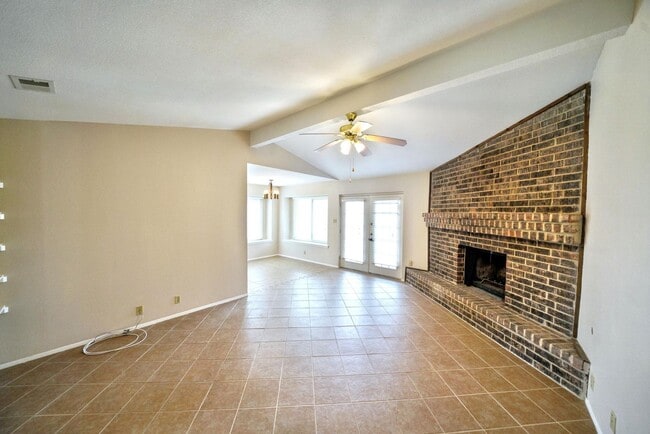 Building Photo - Charming 2-bed, 2-bath home in Universal C...