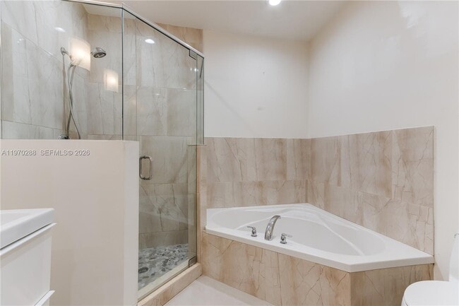 Building Photo - 623 NE 8th Ave