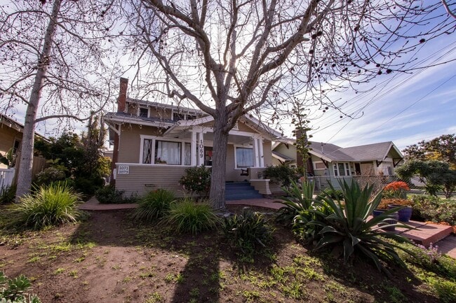 Building Photo - 2 BR/ 1BA unit in Hilcrest - Charming Upstairs Apt, A/C & Heat, tons of windows, updated Kit, ori...