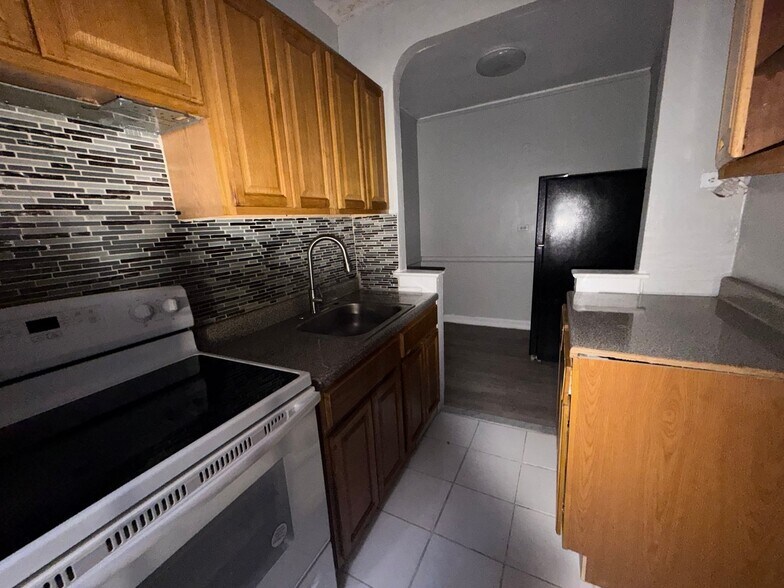 Building Photo - 253 E 181st St