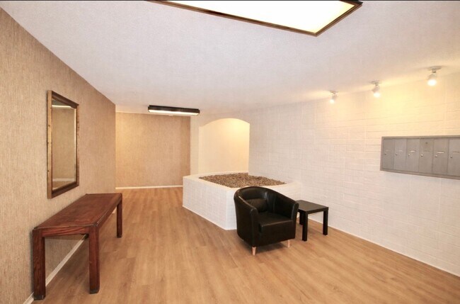 Building Photo - Spacious One Plus Bedroom Condominum off Broadway Terrace