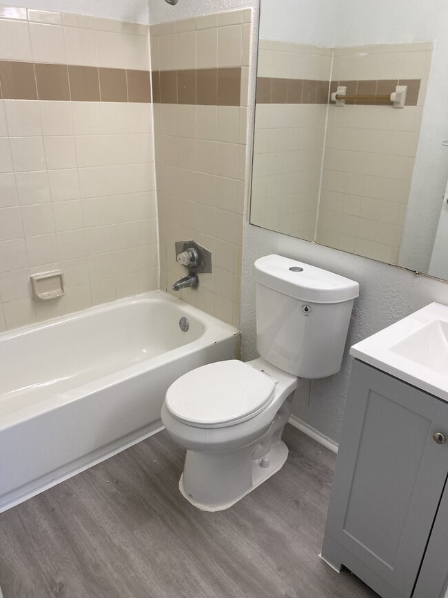 Building Photo - 1956 Lake Atriums Cir