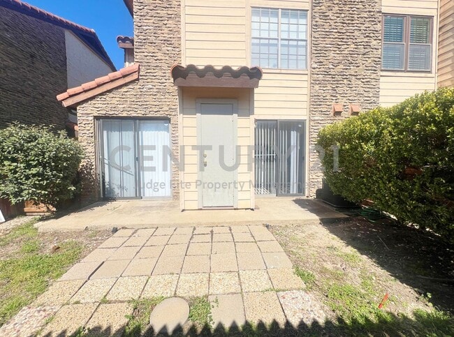 Building Photo - Beautiful 2-story 1/1.5 Mediterranean Style Condo in Gated Dallas Community For Rent!