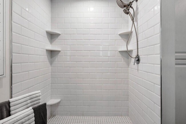 Building Photo - 2021 NW 3rd Ave