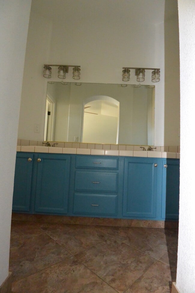 Building Photo - HOUSE